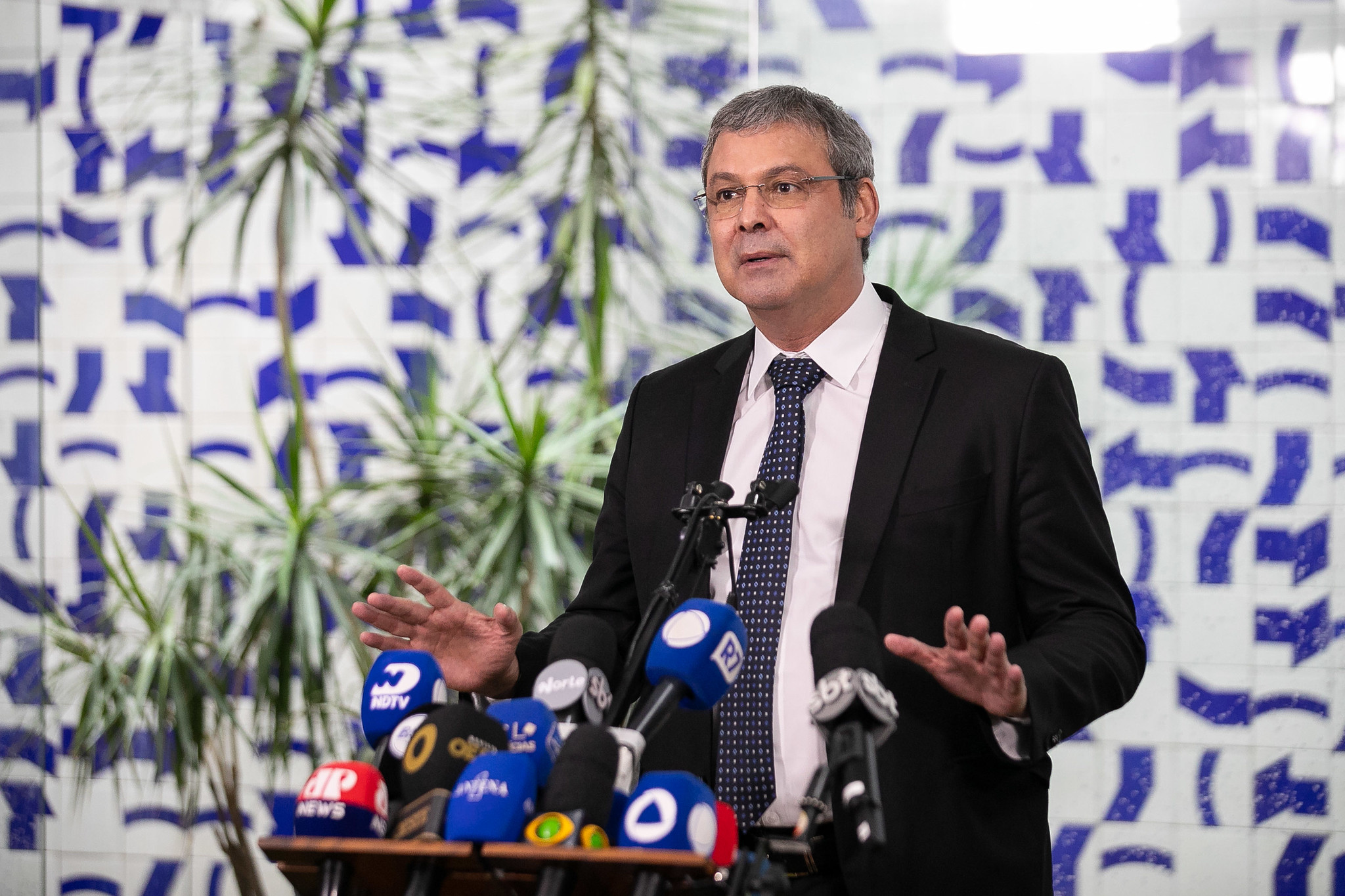 líder do PT na Casa, Lindbergh Farias (RJ), falando e gesticulando, sério