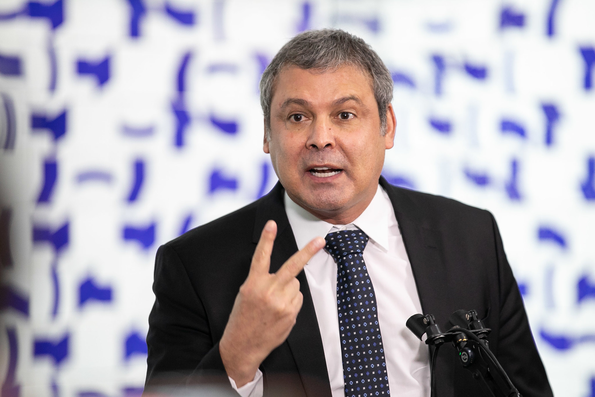 deputado federal Lindbergh Farias (PT) falando e fazendo um 2 com os dedos