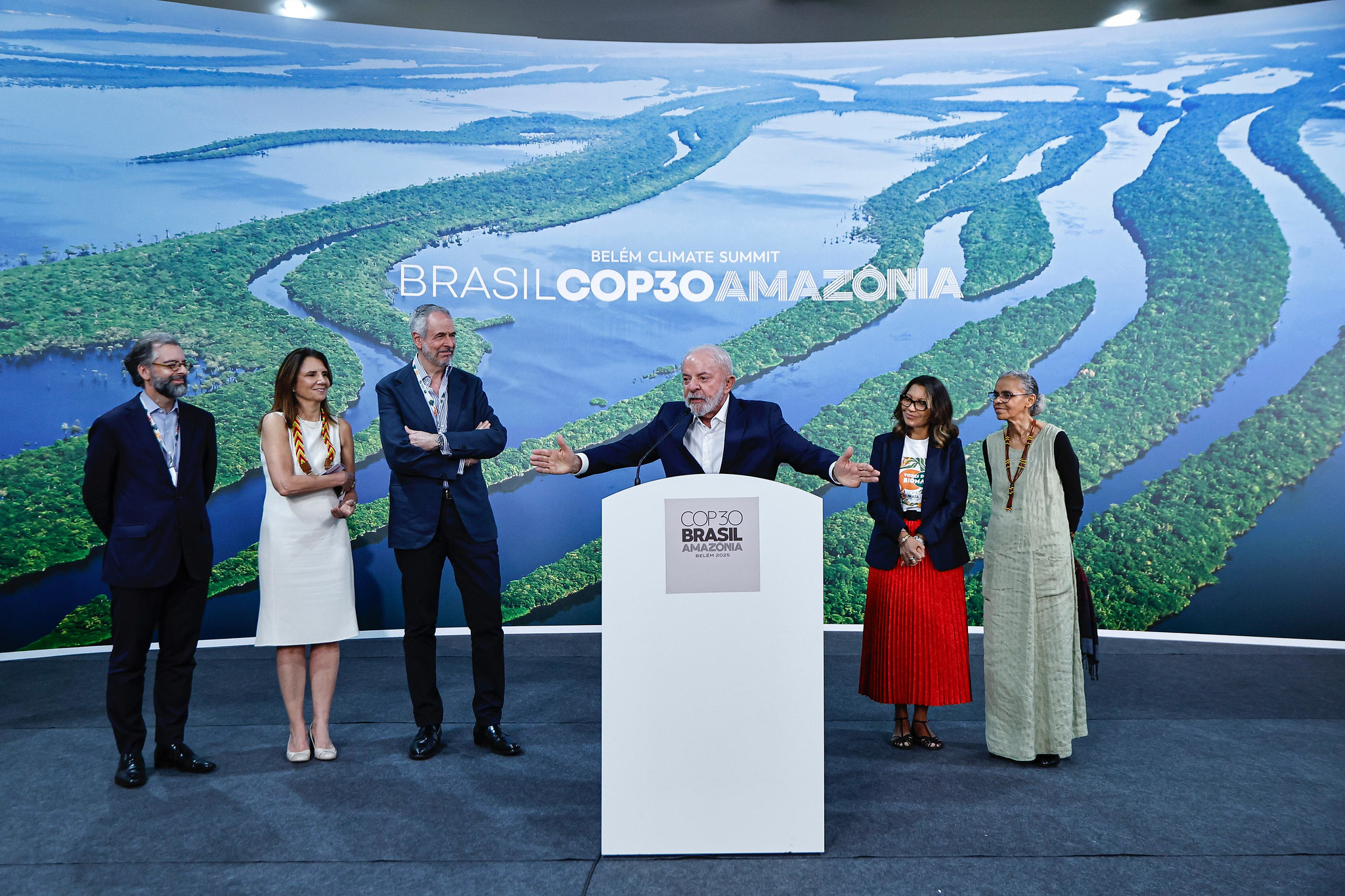 Presidente Lula com Janja e autoridades em coletiva de imprensa na COP30