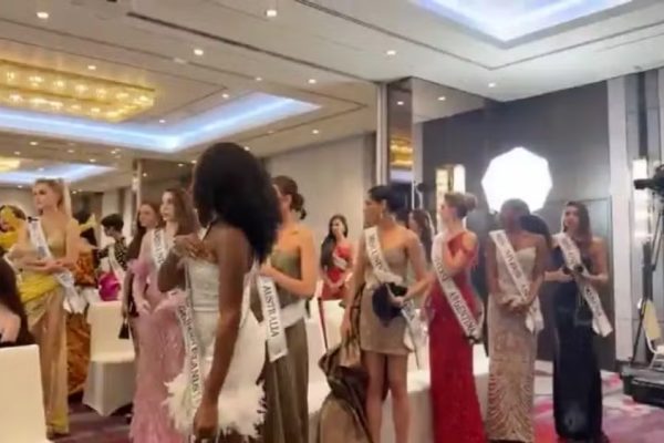 VÍDEO - Candidatas deixam palco do Miss Universo após bronca em representante do México