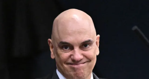 ministro Alexandre de Moraes sorrindo para a câmera