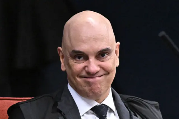 ministro Alexandre de Moraes sorrindo para a câmera