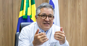 ministro Alexandre Padilha falando e gesticulando