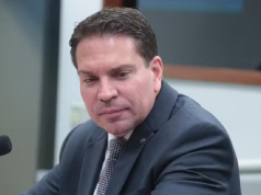 deputado federal Alexandre Ramagem sério, sem olhar para a câmera