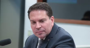 deputado federal Alexandre Ramagem sério, sem olhar para a câmera