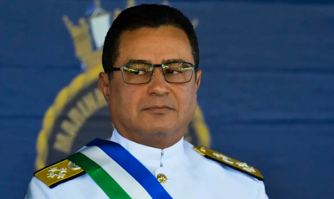 Almirante Almir Garnier sério, fardado, de óculos de grau, olhando levemente para o lado