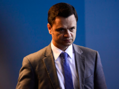 ex-ministro da Justiça Anderson Torres sério, cabisbaixo, olhando pra frente sem olhar para a câmera