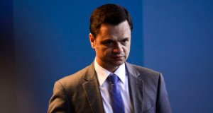 ex-ministro da Justiça Anderson Torres sério, cabisbaixo, olhando pra frente sem olhar para a câmera