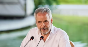 André Correa do Lago, presidente da COP30, sério, falando em microfone, sem olhar para a câmera