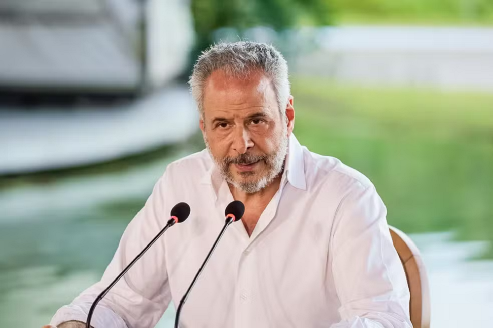 André Correa do Lago, presidente da COP30, sério, falando em microfone, sem olhar para a câmera