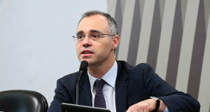 O ministro André Mendonça sentado, falando em microfone sem olhar para a câmera