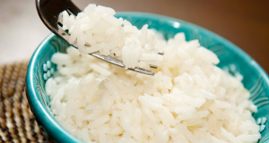 Tigela azul com arroz branco e garfo