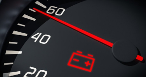 Painel de carro sinalizando bateria fraca