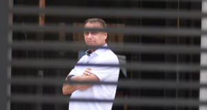 Jair Bolsonaro em prisão domiciliar, de braços cruzados, de roupa branca