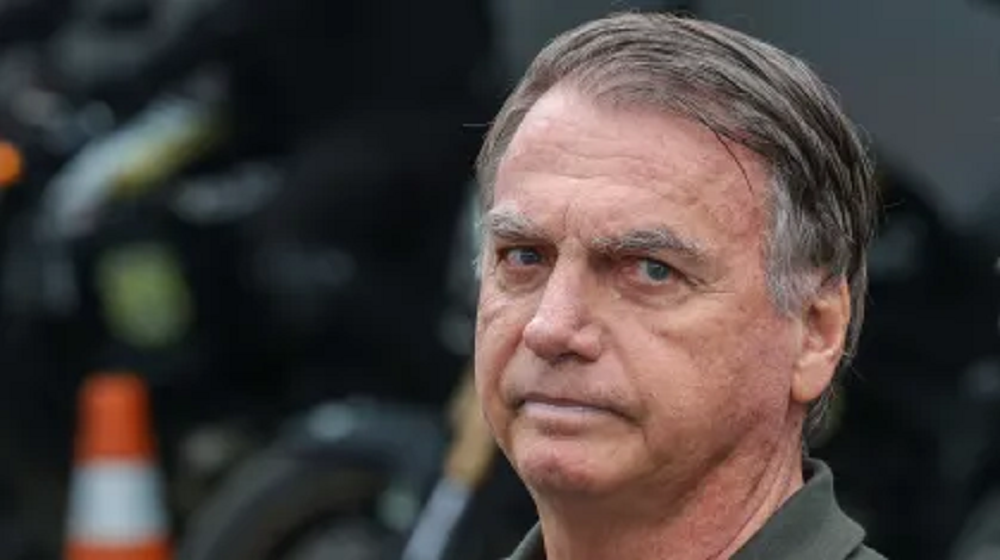 Jair Bolsonaro olhando para a câmera, sério, em close