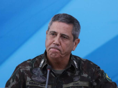 general da reserva Walter Braga Netto fardado, com cara de triste, sem olhar para a câmera, em fundo azul