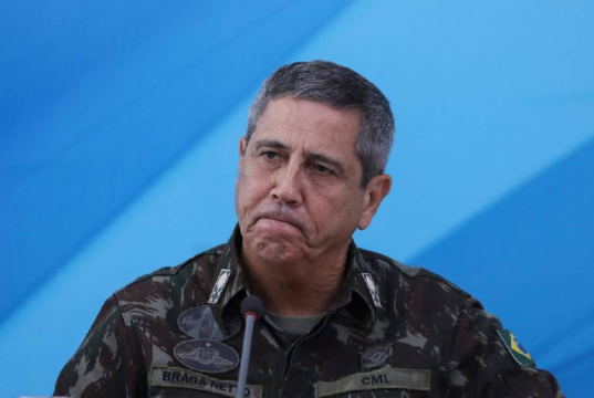 general da reserva Walter Braga Netto fardado, com cara de triste, sem olhar para a câmera, em fundo azul