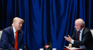 Os presidentes dos Estados Unidos e do Brasil, Donald Trump e Lula, sentados frente à frente, conversando