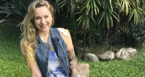 A brasileira Luisa Janssen Harger da Silva sorrindo em área verde