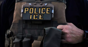 Agente do ICE, sem mostrar o rosto