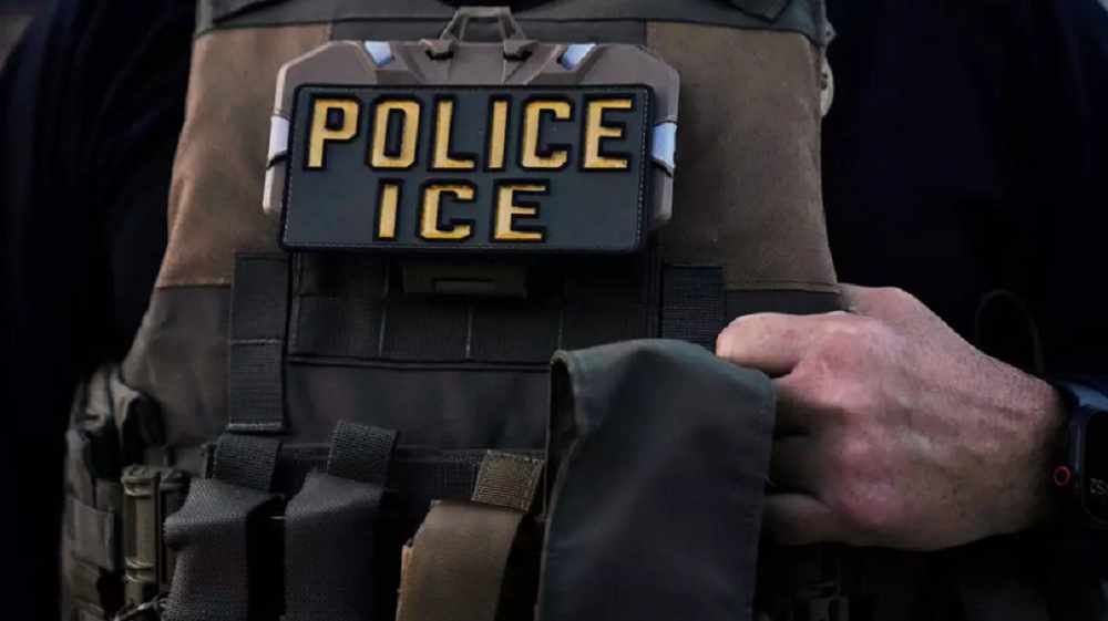 Agente do ICE, sem mostrar o rosto