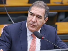 deputado Luiz Gastão (PSD-CE) olhando para o lado, falando em microfone, sério