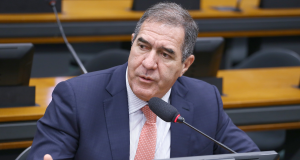 deputado Luiz Gastão (PSD-CE) olhando para o lado, falando em microfone, sério