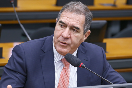 deputado Luiz Gastão (PSD-CE) olhando para o lado, falando em microfone, sério