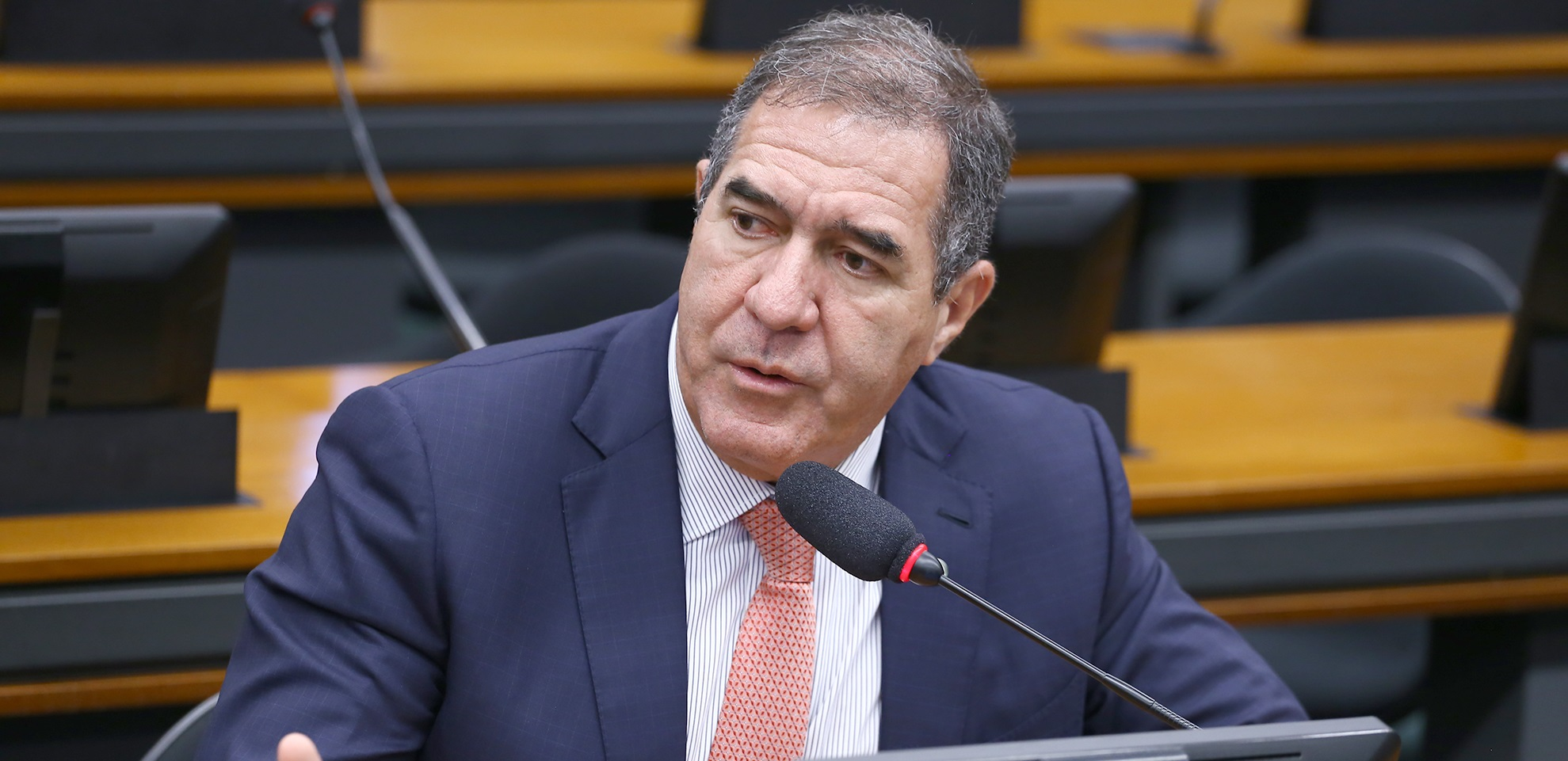 deputado Luiz Gastão (PSD-CE) olhando para o lado, falando em microfone, sério