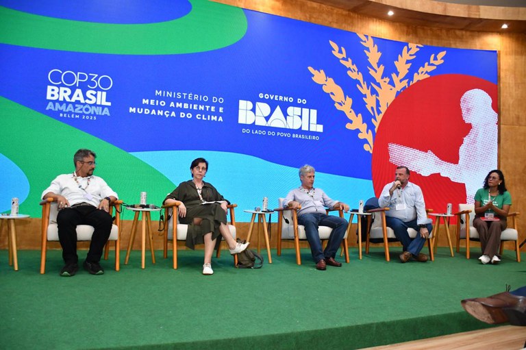 César Aldrighi, presidente do Incra, Tereza Campello, o ministro Paulo Teixeira, a diretora Socioambiental do BNDES, Tereza Campello, o presidente do Incra, César Aldrighi, o secretário de Governança Fundiária, Desenvolvimento Territorial e Socioambiental do MDA, Moisés Savian, o secretário Extraordinário de Controle do Desmatamento e Ordenamento Ambiental Territorial do MMA, André Lima, e a secretária do Meio Ambiente da Contag, Sandra Paula Bonetti.