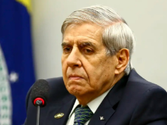 Augusto Heleno sério, sem olhar para a câmera, em close