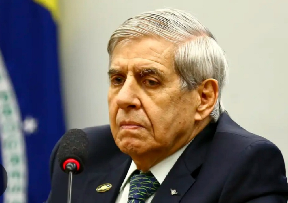 Augusto Heleno sério, sem olhar para a câmera, em close