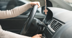 Mão de mulher girando chave de carro