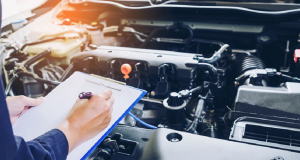Homem com prancheta e caneta na frente de carro aberto