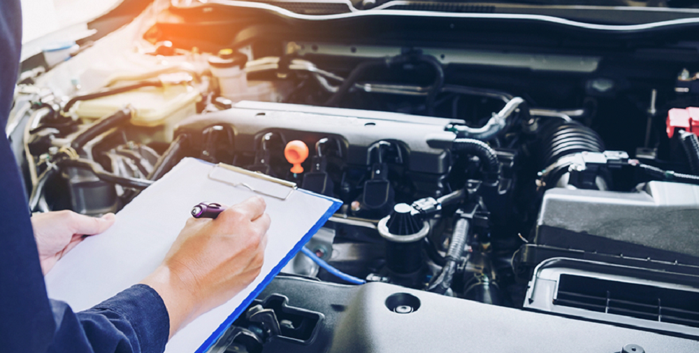 Homem com prancheta e caneta na frente de carro aberto
