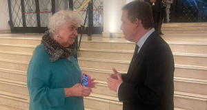 Clara Ant, assessora de Lula, conversando com representante da comunidade judaica