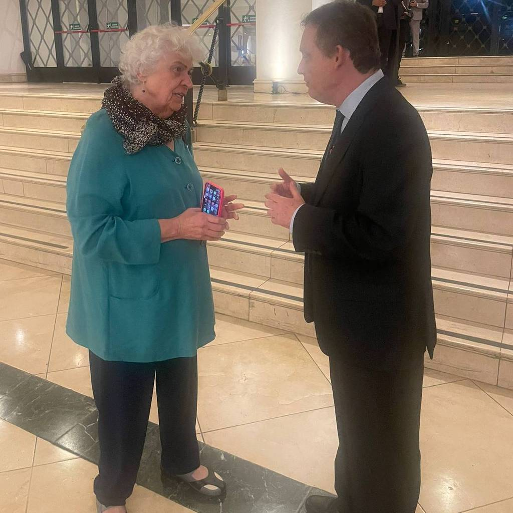 Clara Ant, assessora de Lula, conversando com representante da comunidade judaica