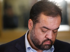 O governador do Rio de Janeiro, Cláudio Castro (PL), sério, olhando pra baixo