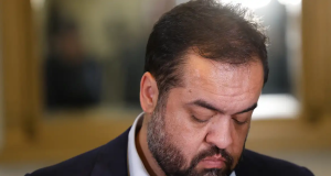 O governador do Rio de Janeiro, Cláudio Castro (PL), sério, olhando pra baixo