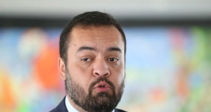 governador Cláudio Castro (PL) falando, sério, sem olhar para a câmera