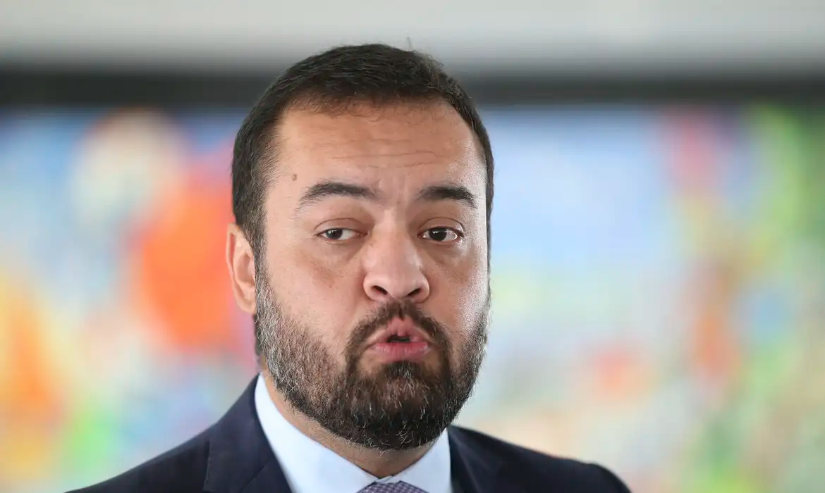 governador Cláudio Castro (PL) falando, sério, sem olhar para a câmera