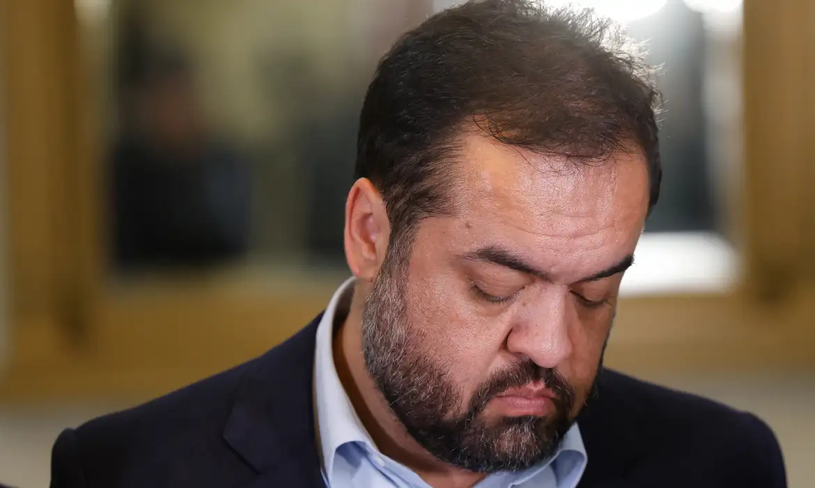 O governador do Rio de Janeiro, Cláudio Castro (PL), sério, olhando pra baixo