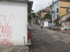Pixação falando do Comando Vermelho em muro no Morro dos Macacos, no Rio de Janeiro
