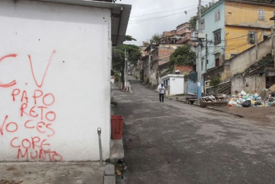 Pixação falando do Comando Vermelho em muro no Morro dos Macacos, no Rio de Janeiro