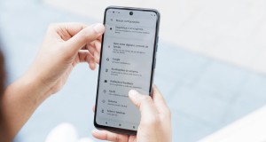 Mãos segurando celular