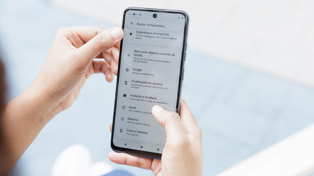 Mãos segurando celular