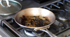 Frigideira queimada em cima do fogão