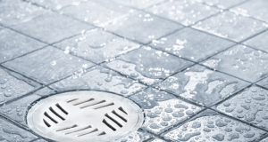 Ralo perto de chão branco ensaboado