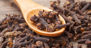 Punhado de cravo e colher de pau