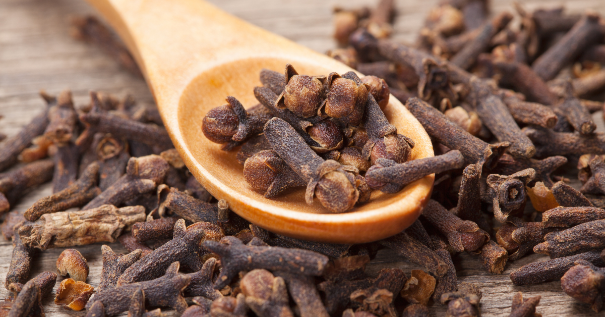 Punhado de cravo e colher de pau